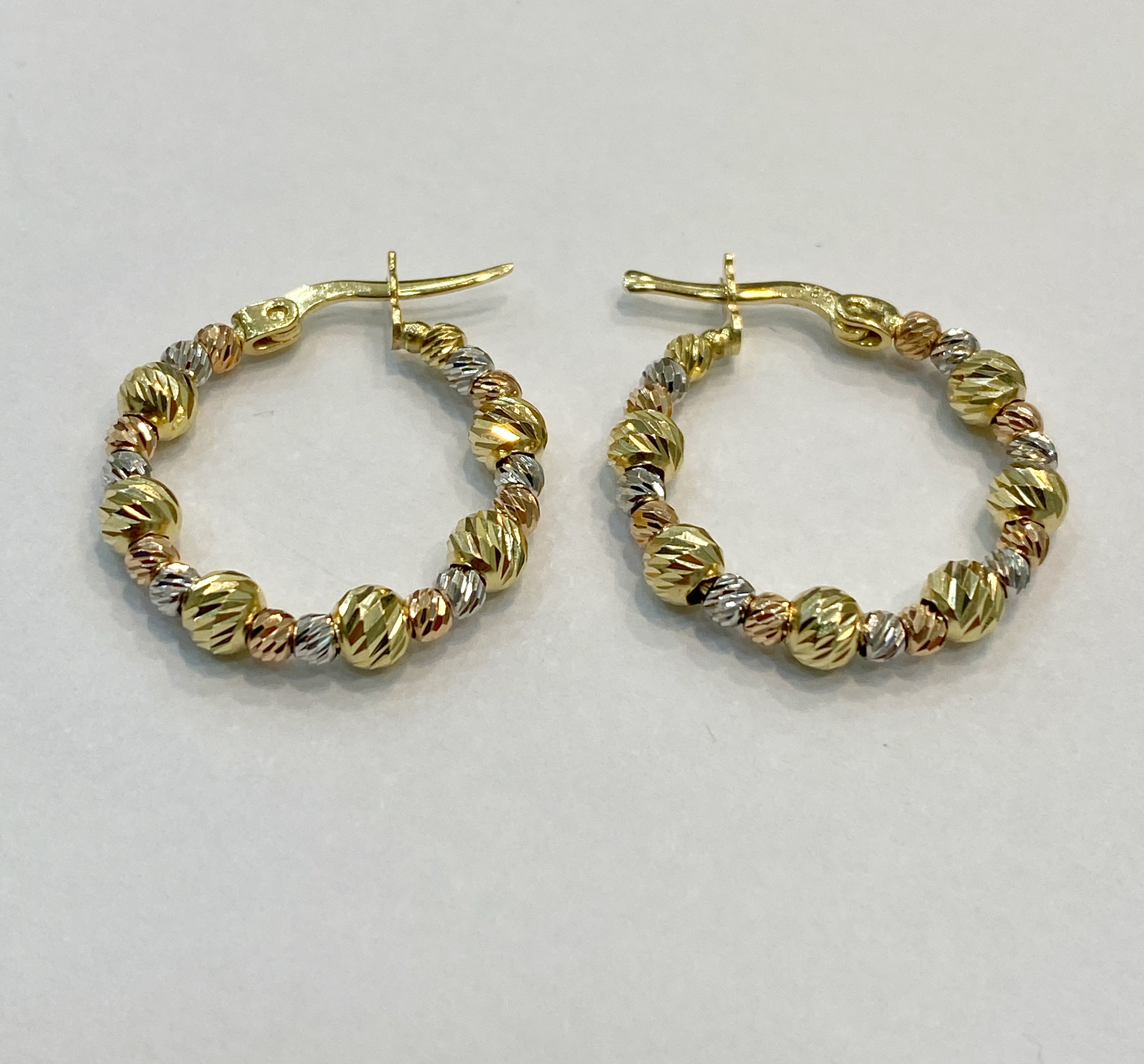 Favori Marka Üç Renkli Halka Model Küpe